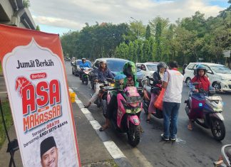 Jumat Berkah, Andi Seto Bagikan Nasi Kuning Gratis kepada Warga Makassar