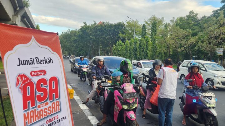 Jumat Berkah, Andi Seto Bagikan Nasi Kuning Gratis kepada Warga Makassar Junat berkah