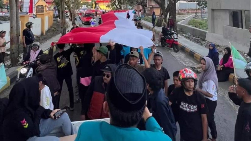 HUT Ke-79 RI, PB HPMT Mengarak Bendera Sepanjang 79 Meter di Kota Jeneponto