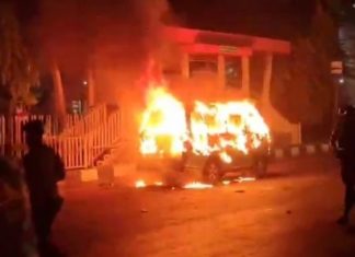 Demo Tolak Dinasti Jokowi Ricuh, Gas Air Mata Diduga Penyebab Angkot Terbakar