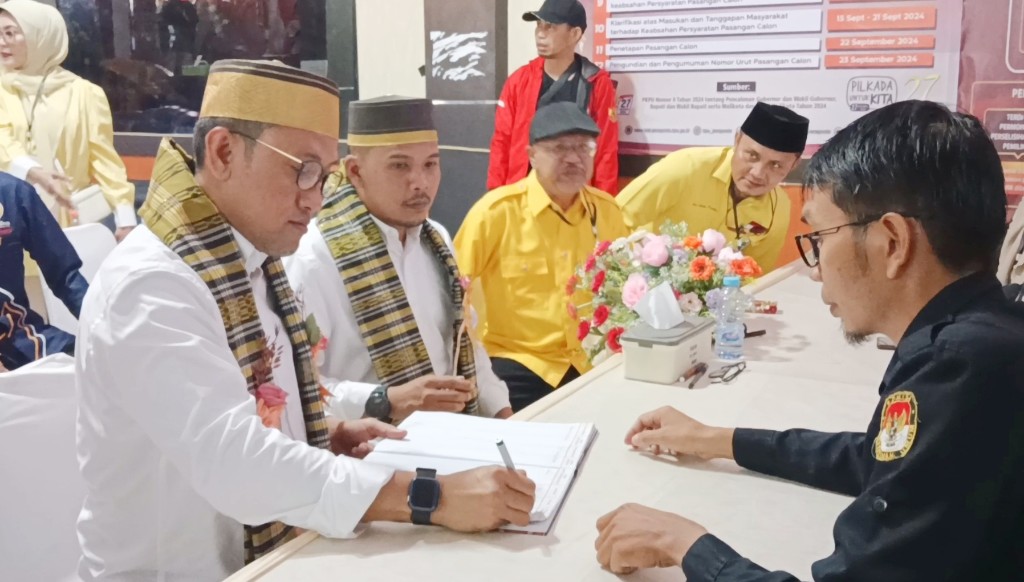 Pertama Mendaftar, Paris-Islam Diantar Ribuan Simpatisan ke KPU Jeneponto