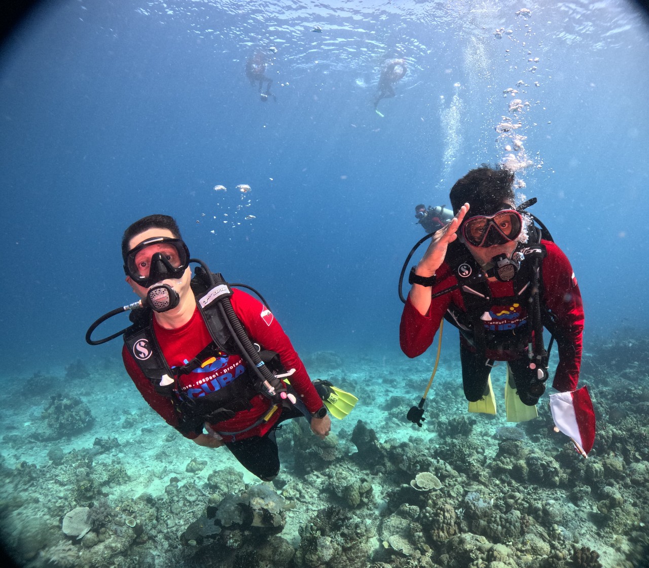 HUT ke-79 RI, Bank Sulselbar Dive Club Sukses Kibarkan Bendera Merah Putih di Laut