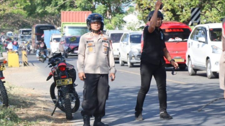 Kapolres Jeneponto Turun Langsung Atasi Kemacetan Akibat Simpatisan Paslon Membludak Kapolres Jeneponto