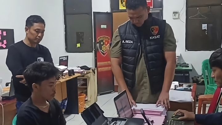 Seorang suami tak terima istri minta cerai ,berujung aniaya dan menyandra bayinya # viral