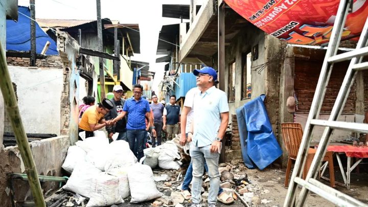Dirut PDAM Makassar Beni Iskandar Salurkan Bantuan ke Warga Korban Kebakaran di Tallo dirut pdam makassar