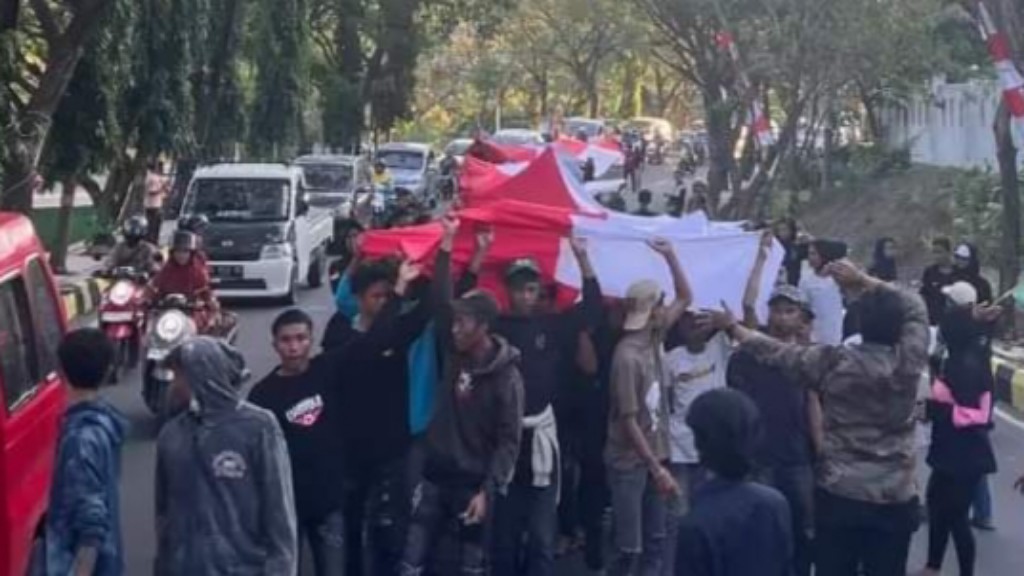 HUT Ke-79 RI, PB HPMT Mengarak Bendera Sepanjang 79 Meter di Kota Jeneponto