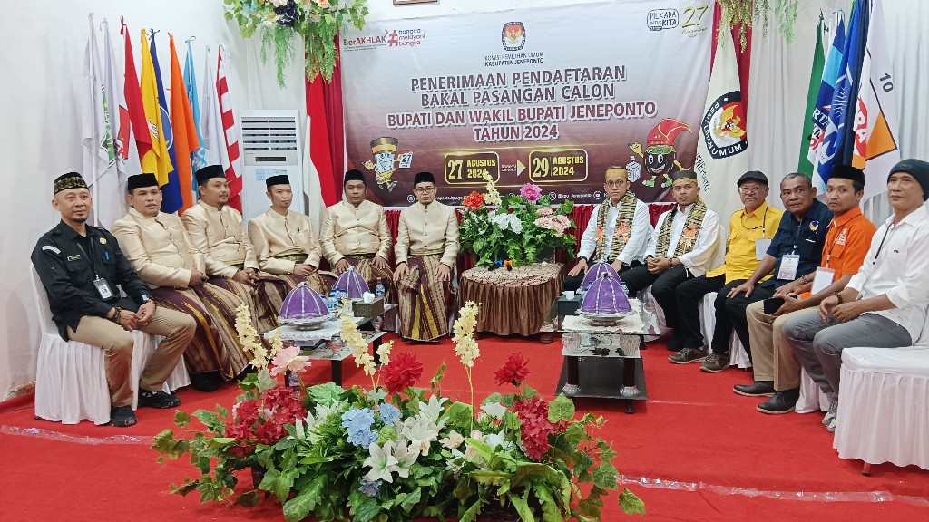 Pertama Mendaftar, Paris-Islam Diantar Ribuan Simpatisan ke KPU Jeneponto