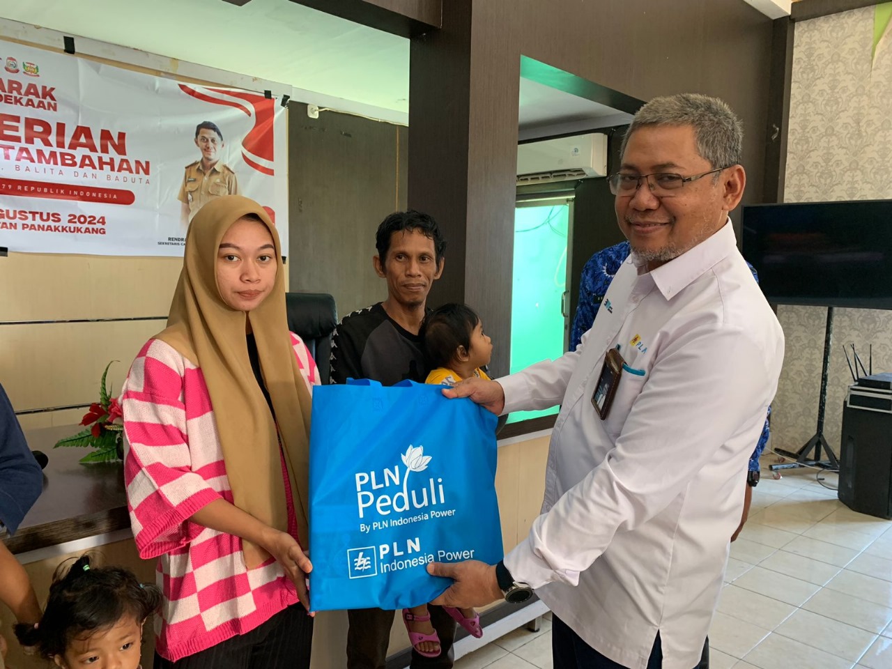 Rayakan HUT Kemerdekaan RI, PLN IP UBP Tello Salurkan Bantuan Penanganan Stunting ke Warga Kecamatan Panakkukang