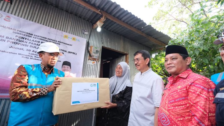 Ratusan Warga Prasejahtera di Makassar Dapat Sambungan Listrik PLN Gratis PLN