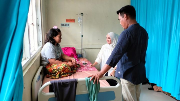 Hari Pertama Kampanye, Calon Bupati Barru Nomor Urut 2 Dokter Ulfah Pilih Kunjungi Warga yang Sakit calon bupati barru