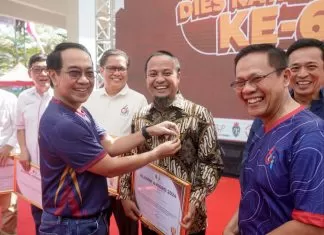 Andi Sudirman Terima Penghargaan Alumni Award Teknik Unhas, Disapa 'Pak Gub' oleh Prof JJ