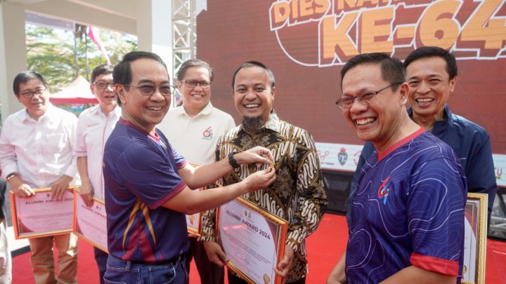 Andi Sudirman Terima Penghargaan Alumni Award Teknik Unhas, Disapa 'Pak Gub' oleh Rektor JJ Andi Sudirman Sulaiman