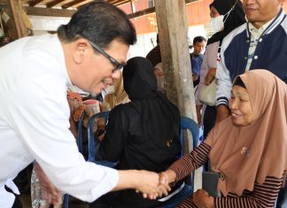 Kampanye di Enrekang, Azhar Arsyad Temui Petani Bawang di Bawah Kolong Rumah