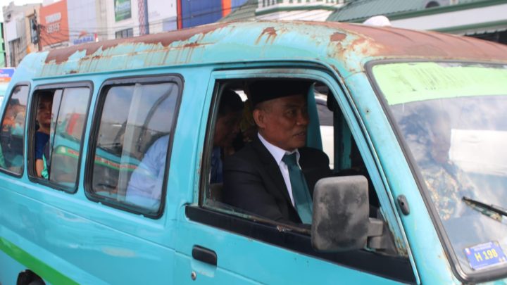 H Musakkar Kendarai Pete-Pete Hadiri Pelantikan sebagai Anggota DPRD Sulsel 2024-2029 pete-pete