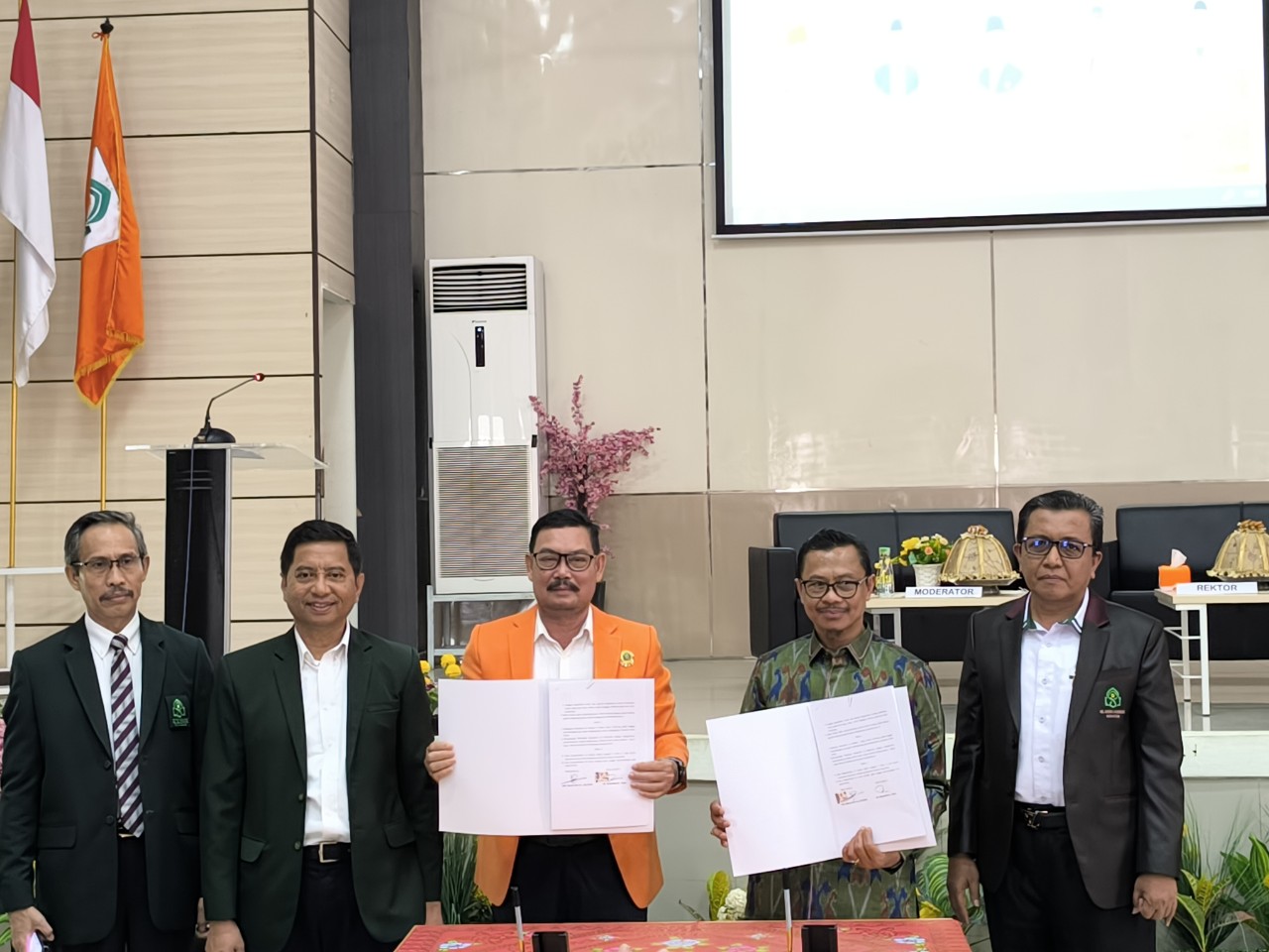 Ustadz Shamsi Ali Beri Kuliah Umum ke Ribuan Mahasiswa UIN Alauddin Makassar Sekaligus Teken MoU
