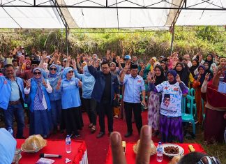 Warga Desa Bolaromang