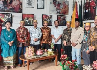 Raja Gowa Sematkan Pin Kehormatan kepada Andi Sudirman Sulaiman