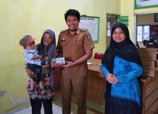 Bertekad Kurangi Angka Stunting, Pemerintah Desa Salassae Bulukumba Serahkan Suplemen Gizi Bagi Ibu Hamil dan Anak-anak