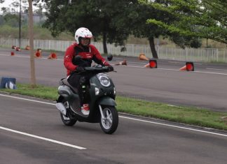 Tips Aman Berkendara dengan Sepeda Motor Saat Musim Hujan