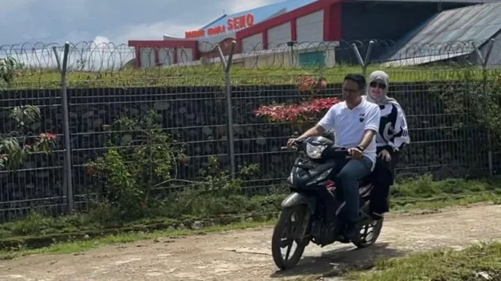 Fatmawati Datangi Rumah-rumah Warga di Seko Pakai Motor, Bakal Lanjutkan Pembangunan di Wilayah Terpencil Fatmawati