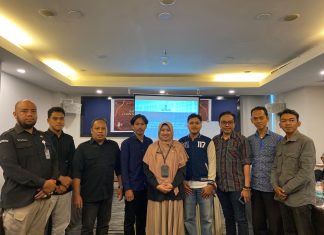 KPU Sulsel Serahkan Sertifikat Akreditasi Kepada Lembaga Survei