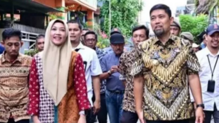Pimpinan PDAM Makassar Indira Mulyasari Dampingi Pjs Wali Kota Bagikan Air Bersih ke Warga indira mulyasari