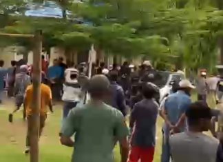 Massa Geruduk Tempat