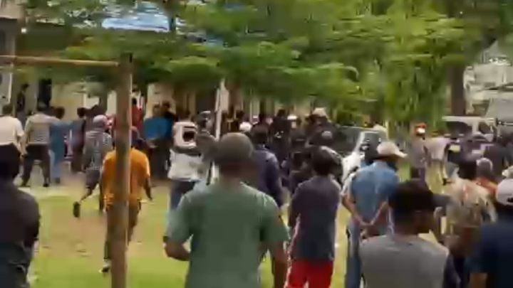 Massa Geruduk Tempat Rekapitulasi Suara di Kecamatan Kelara, Ketua KPU Jeneponto Nyaris Jadi Sasaran Massa Geruduk Tempat