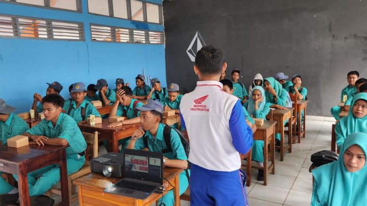 Asmo Sulsel Gencar Berikan Edukasi Keselamatan Berkendara Kepada Pelajar dan Pekerja asmo sulsel