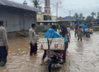 Kapolres Jeneponto Bersama Jajarannya Terjun ke Lokasi Banjir untuk Mengurai Arus Lalu Lintas