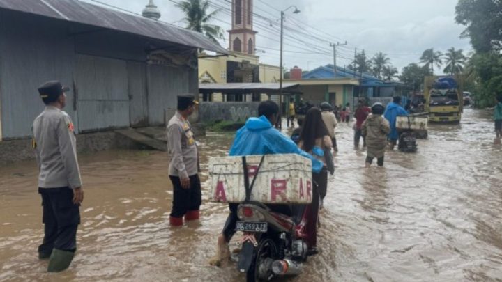 Kapolres Jeneponto Bersama Jajarannya Terjun ke Lokasi Banjir untuk Mengurai Arus Lalu Lintas Kapolres Jeneponto