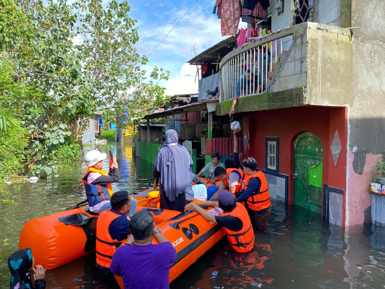 PLN IP UBP Tello Salurkan Bantuan untuk Korban Banjir di Kota Makassar
