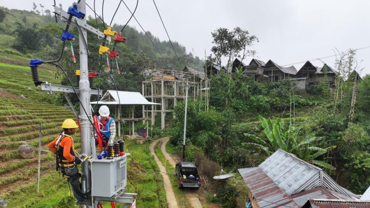 Bertahun-tahun Pakai Lampu Minyak, Kini 14 Desa di Tana Toraja Bisa Nikmati Terangnya Natal dengan Listrik PLN pln mobile