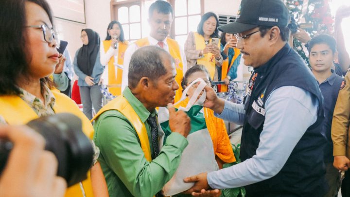 Mensos Gus Ipul Berbagi Kasih untuk Korban Banjir Makassar dari Gereja Gus Ipul