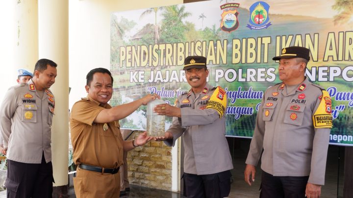 Perkuat Program Ketahanan Pangan, Pj Bupati Serahkan Bantuan Bibit Ikan Kepada Polres Jeneponto Perkuat Program