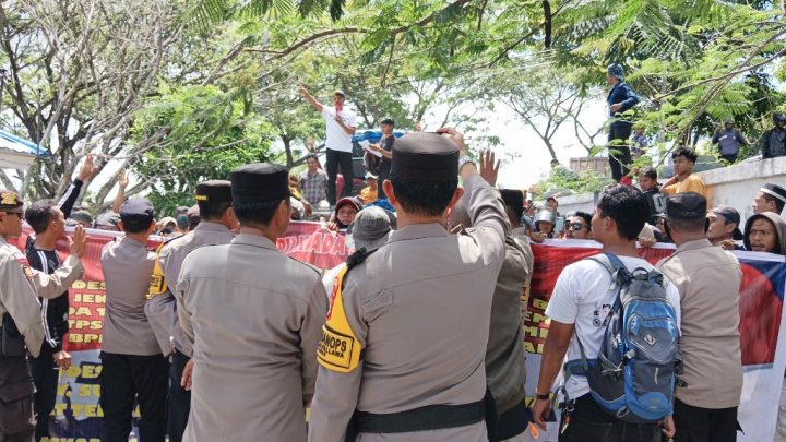 Ribuan Massa Geruduk Kantor Bawaslu Jeneponto, Duga Oknum Pengawas Pilkada tidak Netral Ribuan Massa