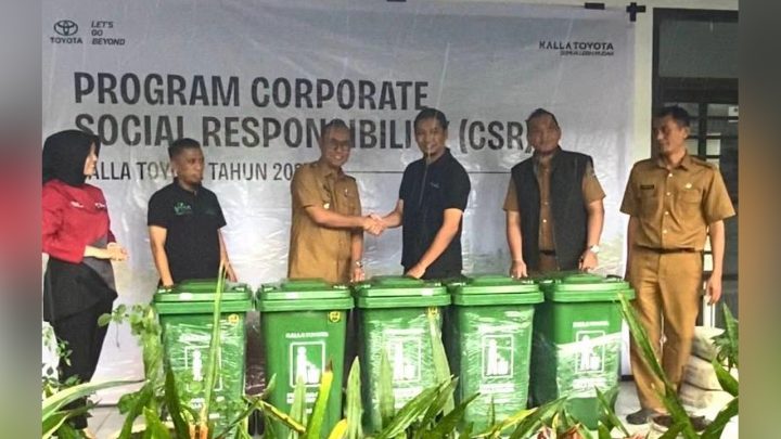 Kalla Toyota Gowa Serahkan 33 Unit Tempat Sampah ke Dinas Lingkungan Hidup Gowa kalla toyota