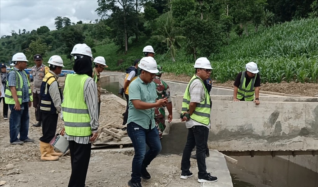 Ketua dan Anggota Komisi III Didampingi Wakil Ketua DPRD Jeneponto Pastikan Irigasi Kelara Kareloe Berfungsi
