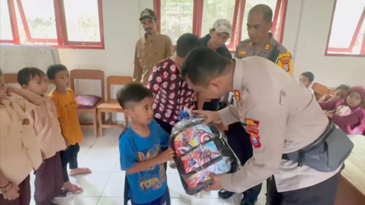 Melangkah Dengan Kegiatan Baksos, Kapolres Jeneponto Sasar Sekolah di Pelosok Desa Melangkah Dengan