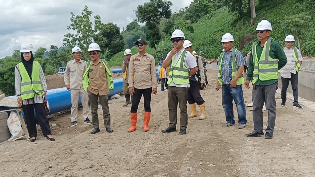 Ketua dan Anggota Komisi III Didampingi Wakil Ketua DPRD Jeneponto Pastikan Irigasi Kelara Kareloe Berfungsi