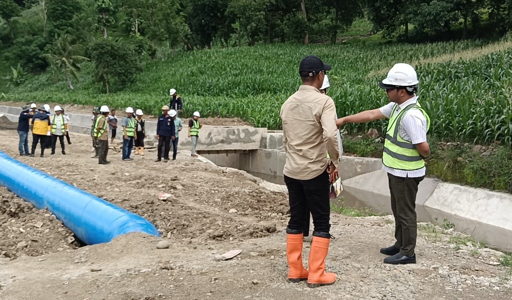 Ketua dan Anggota Komisi III Didampingi Wakil Ketua DPRD Jeneponto Pastikan Irigasi Kelara Kareloe Berfungsi