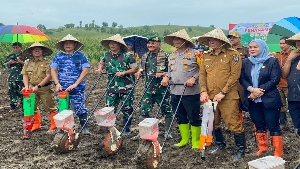 Kapolda Sulsel, Pangdam XIV Hasanuddin dan Pj Gubernur Sulsel Tanam Jagung di Jeneponto