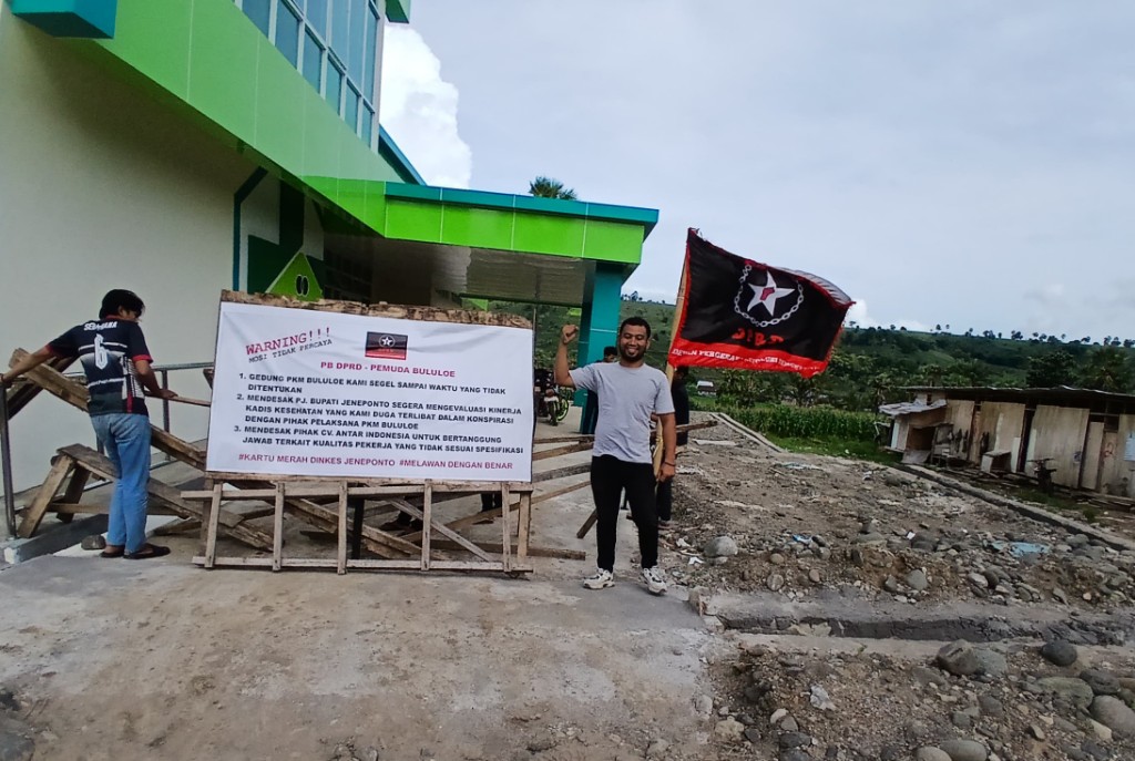 PB DPRD dan Pemuda Desa Bululoe Segel Gedung Baru PKM Bululoe