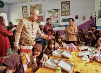 Pj Gubernur Sulsel Uji Coba Program Makan Bergizi Gratis dan Pemeriksaan Kesehatan Gratis di Palopo