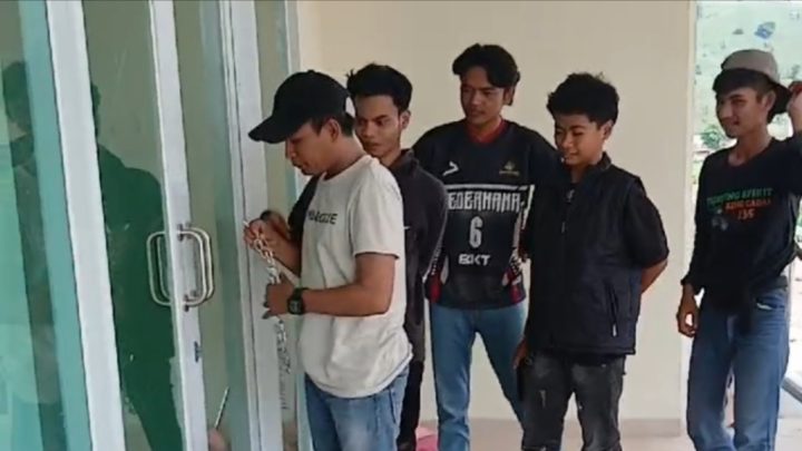 PB DPRD dan Pemuda Desa Bululoe Segel Gedung Baru PKM Bululoe PB DPRD