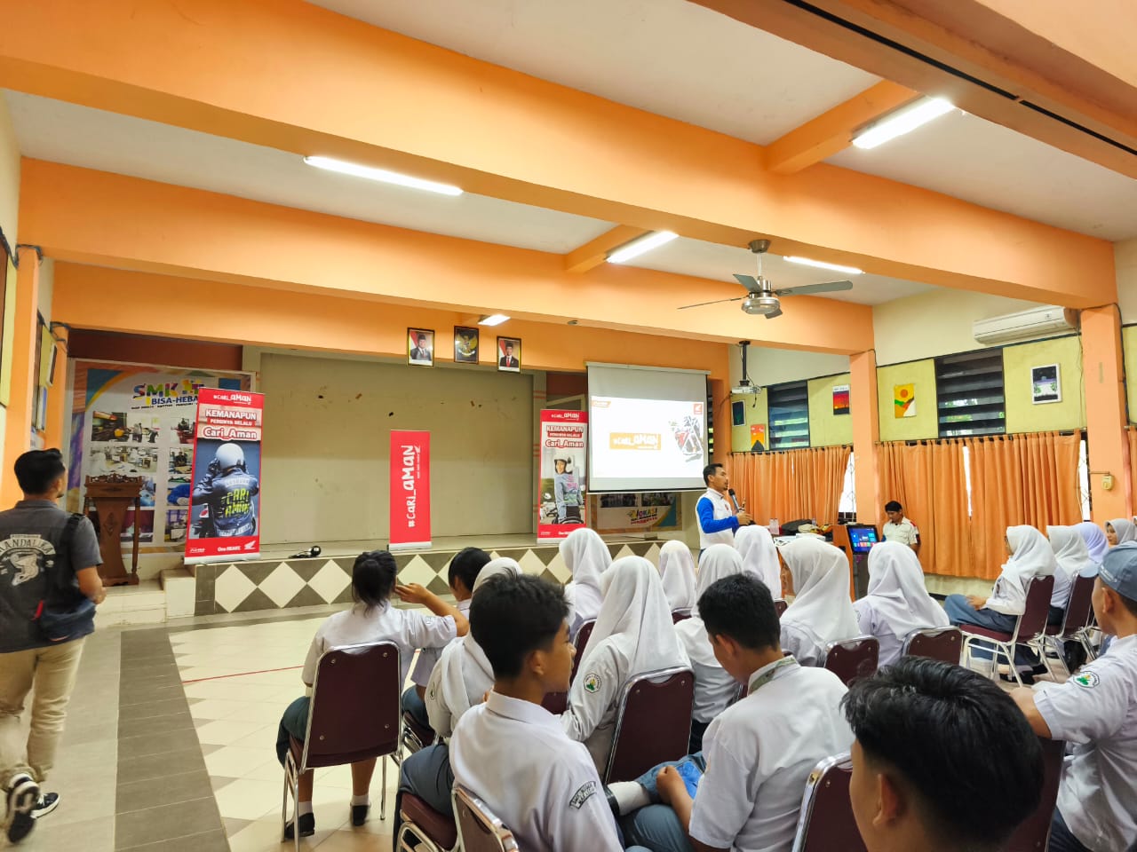 Asmo Sulsel Beri Edukasi Safety Riding #Cari_Aman untuk Siswa SMK Negeri 8 Makassar