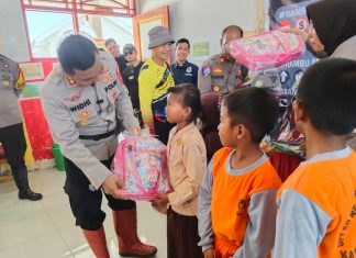 Sebrangi Ombak Laut, Kapolres Jeneponto Menggapai Siswa di Pulau Harapan