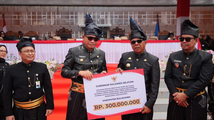 HUT Bulukumba, Pj Gubernur Sulsel Serahkan Sejumlah Bantuan HUT Bulukumba