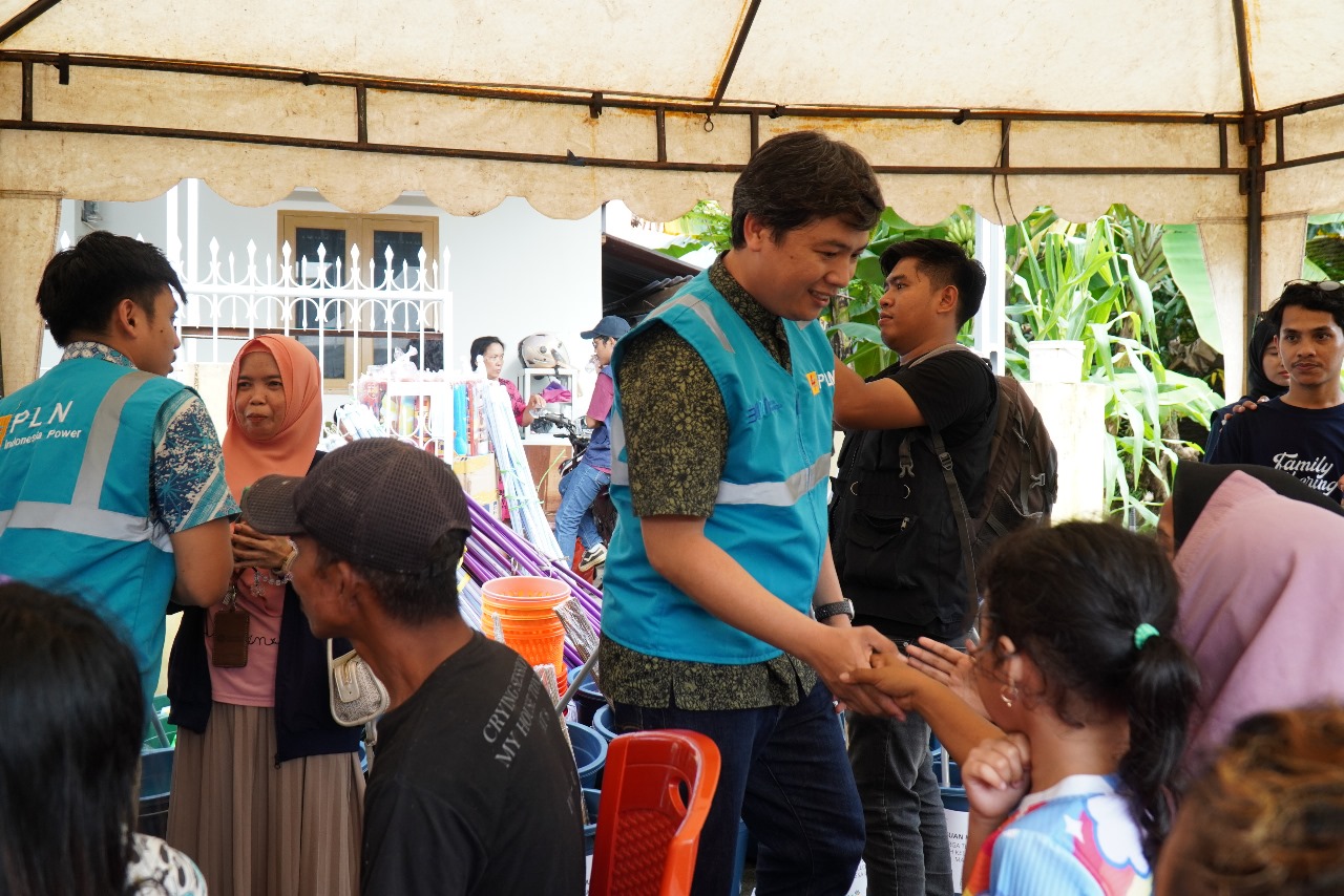 Respon Cepat Banjir Sulsel, PLN IP UBP Tello Salurkan Bantuan bagi Korban terdampak Banjir