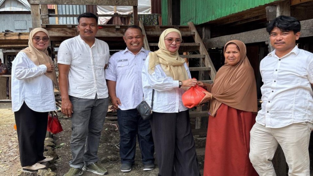 Pemkab Jeneponto Salurkan Bantuan Kepada Masyarakat Miskin Ekstrem, Ada Keluarga Tak Memiliki Listrik